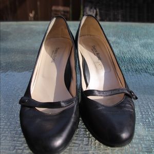 Taryn Rose classic pump shoe